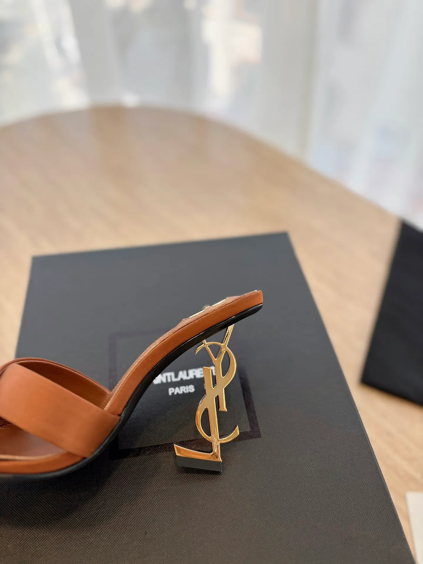 👟👟Ex-factory price 520👟👟 "SAINT LAUREN*" Saint Laurent YSL classic high-heeled shoes and sandals. Only YSL understands women's hearts best and does not accept refutation. It is a super invincible feminine artifact and a must-have for women (z-product full-body customization, own molded hardware accessories, perfect consistency). Compare the differences between pictures and products on the market ✔ Upper: Customized imported calf patent leather ✔Inner lining: imported 🐑 sheepskin ✔Sole: imported genuine leather outsole ✔Heel height: 10.5cm ✔Number of yards: 35-39 (40 can be customized and non-returnable) (Full set of packaging)